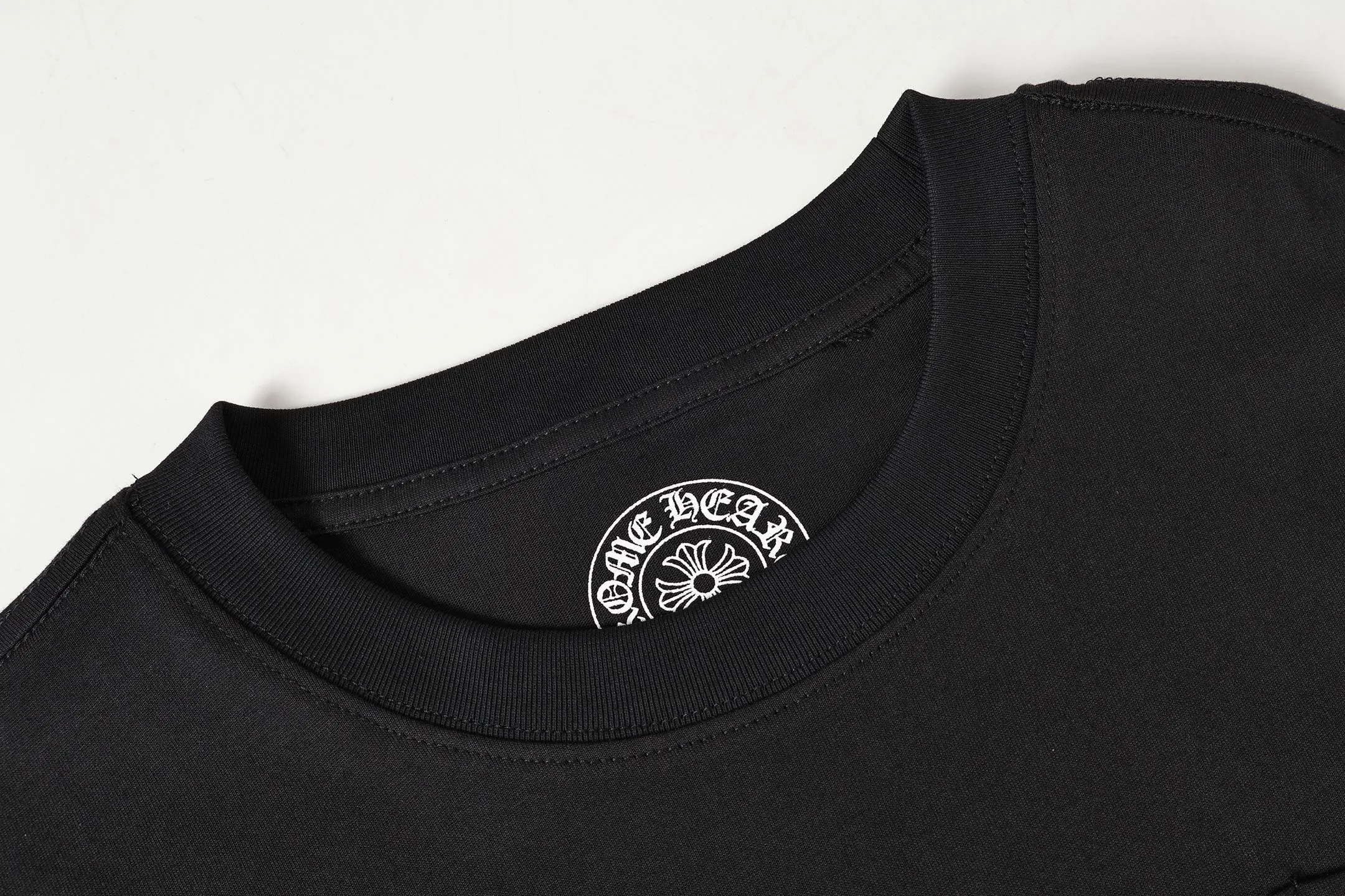 P150 Cross-border model, please do not place an order if you are pursuing quality -Chrome Hearts/Chrome Heart Cross Sanskrit foam printed short-sleeved T-shirt -High weight, high density and high quality. The wool is soft, delicate and skin-friendly. It feels soft and silky. It has excellent warmth and skin-friendly properties.
